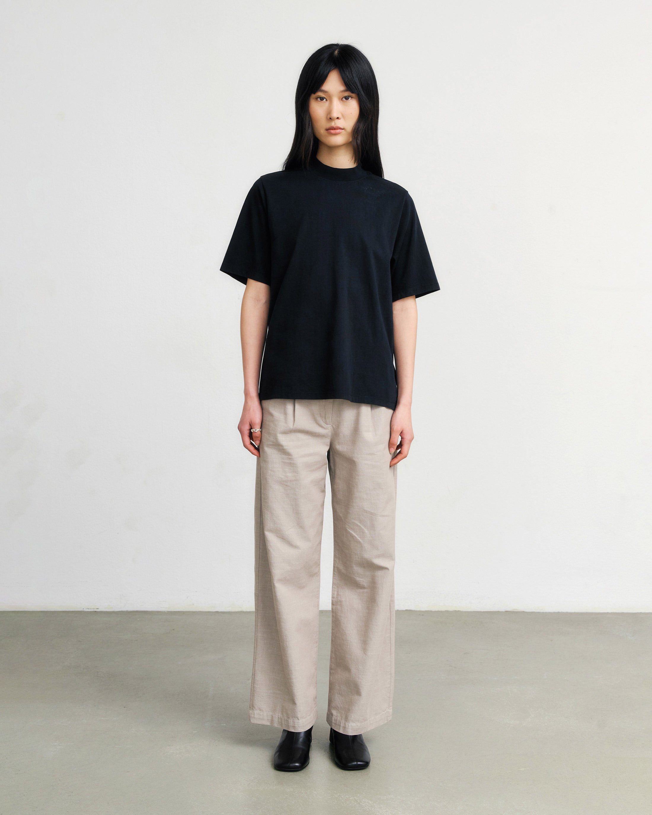 T-Shirt mit Breitem Kragen - Schwarz