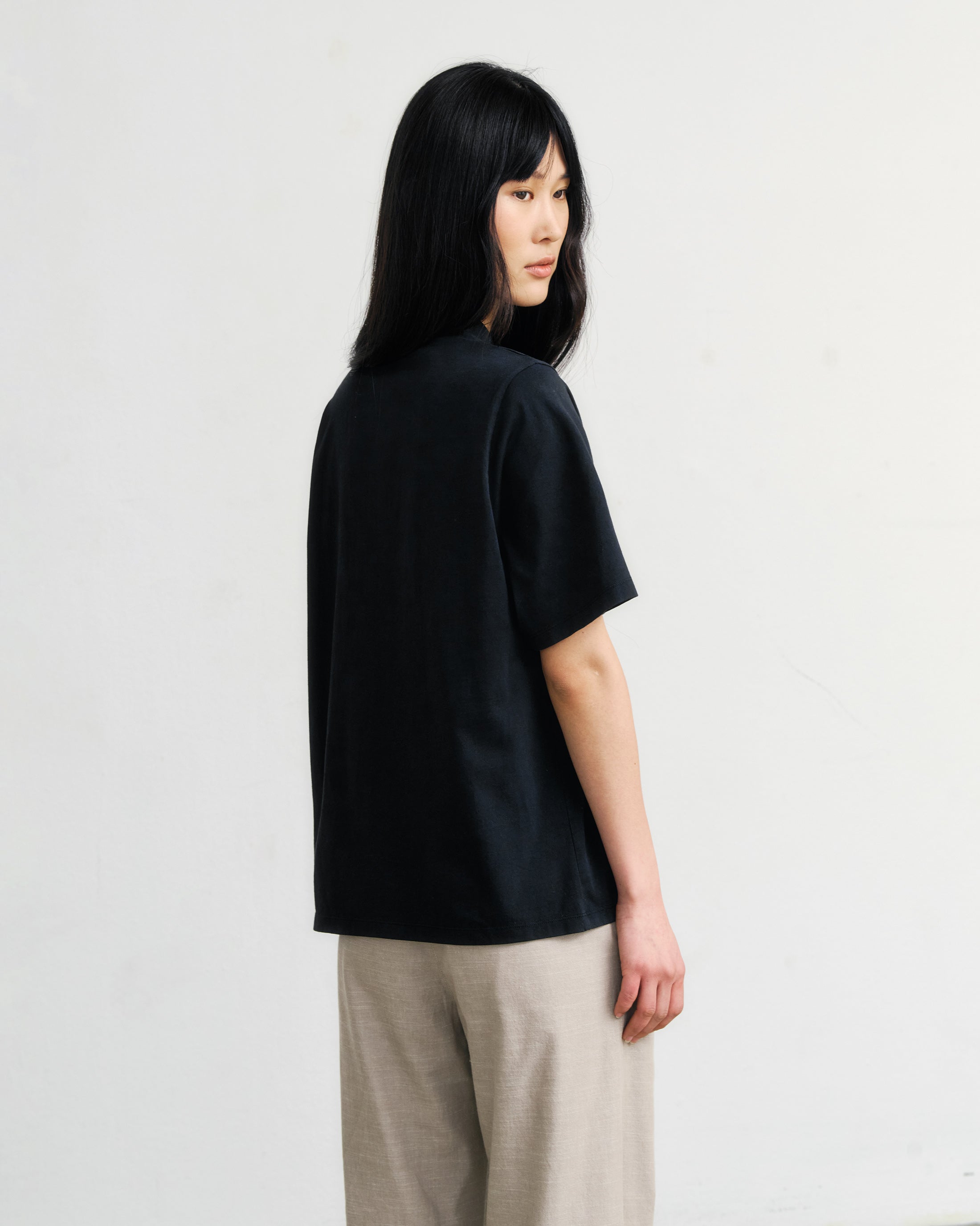 T-Shirt mit Breitem Kragen - Schwarz