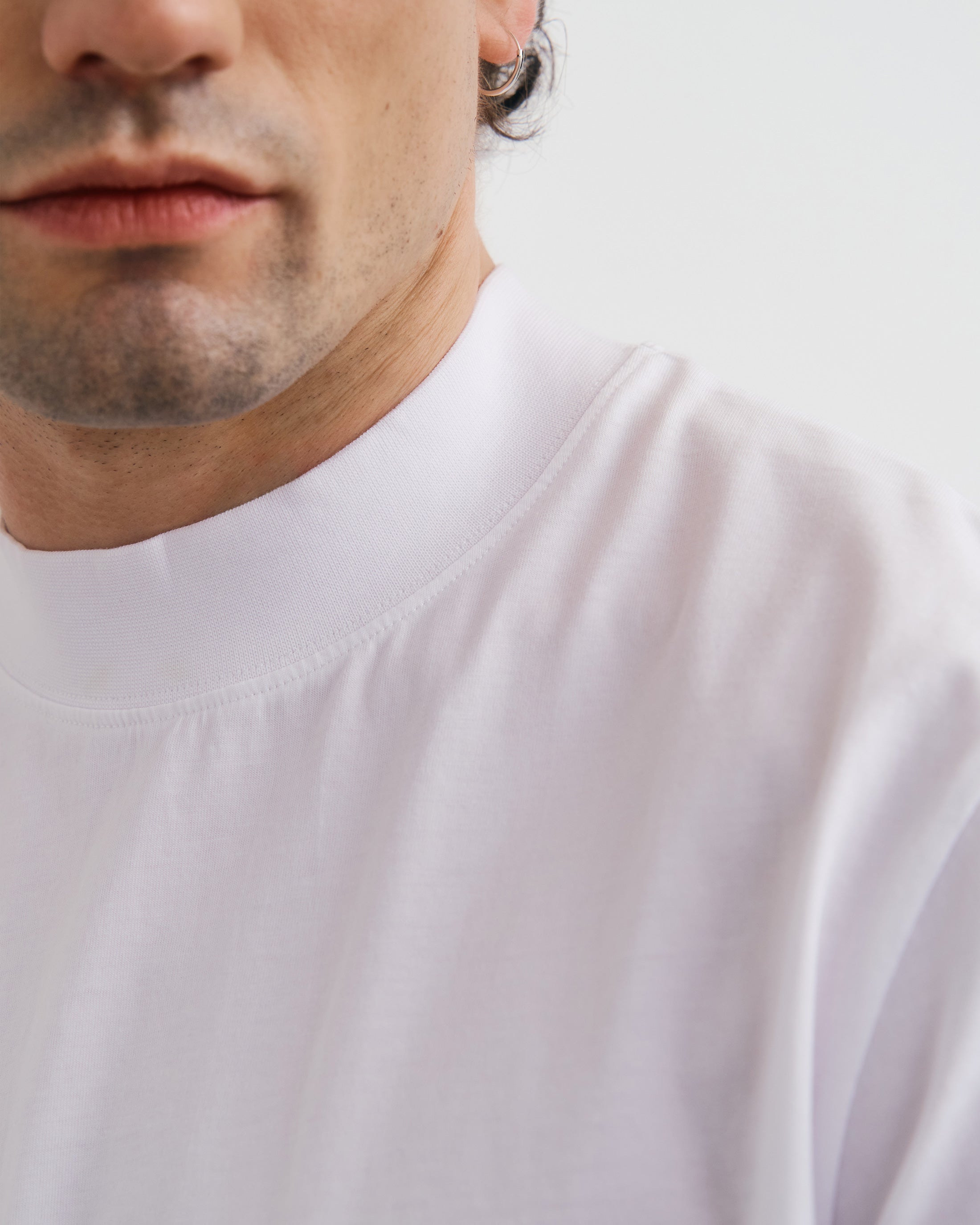 T-Shirt mit Breitem Kragen - Weiß