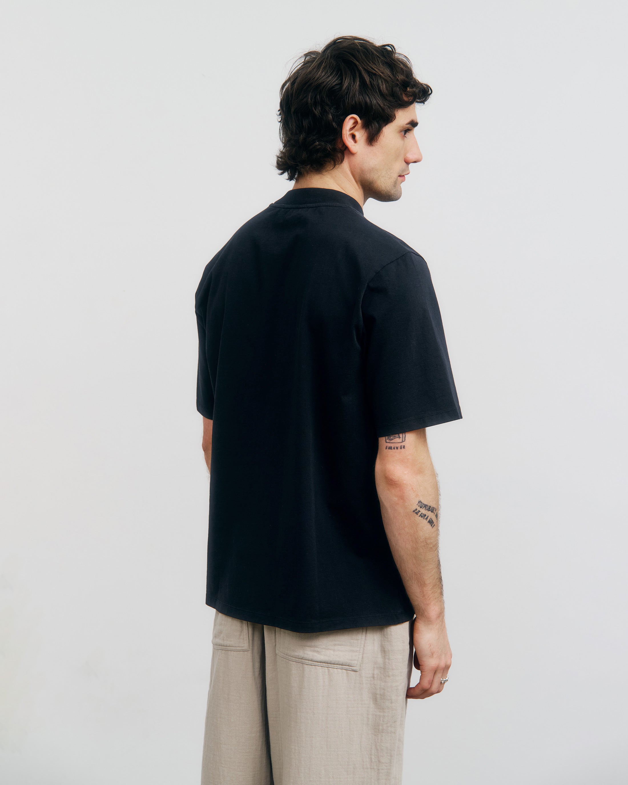 T-Shirt mit Breitem Kragen - Schwarz
