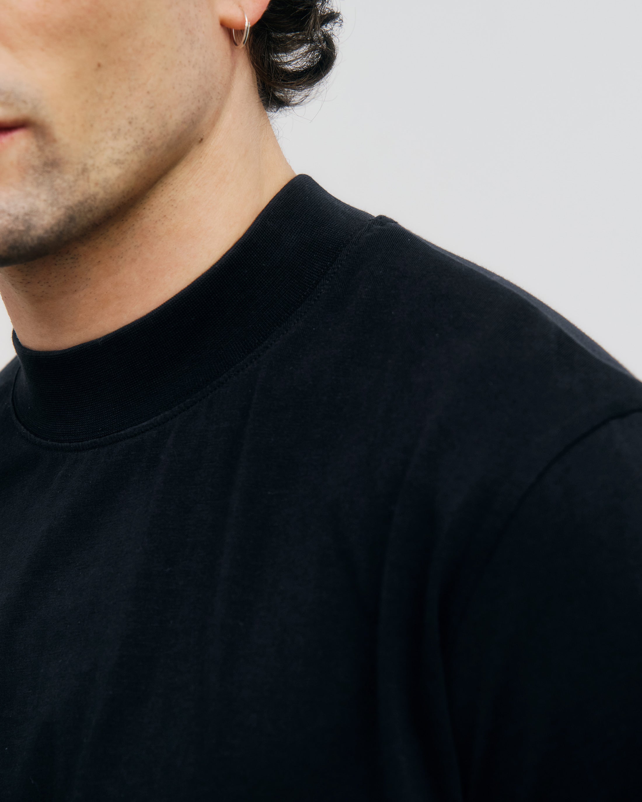 T-Shirt mit Breitem Kragen - Schwarz